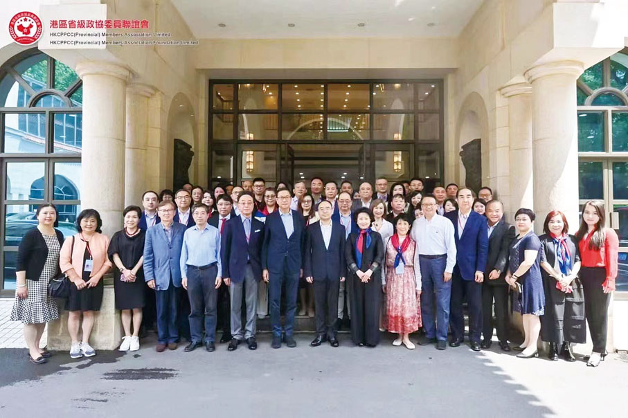 ◆交流團成員與上海市委統戰部部長陳通合影。