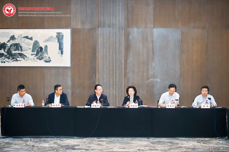 ◆在江蘇南京大學與譚鐵牛書記等領導座談。