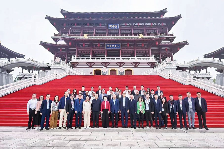 ◆陝西省委統戰部部長李明遠陪同考察團成員參觀大唐芙蓉園。