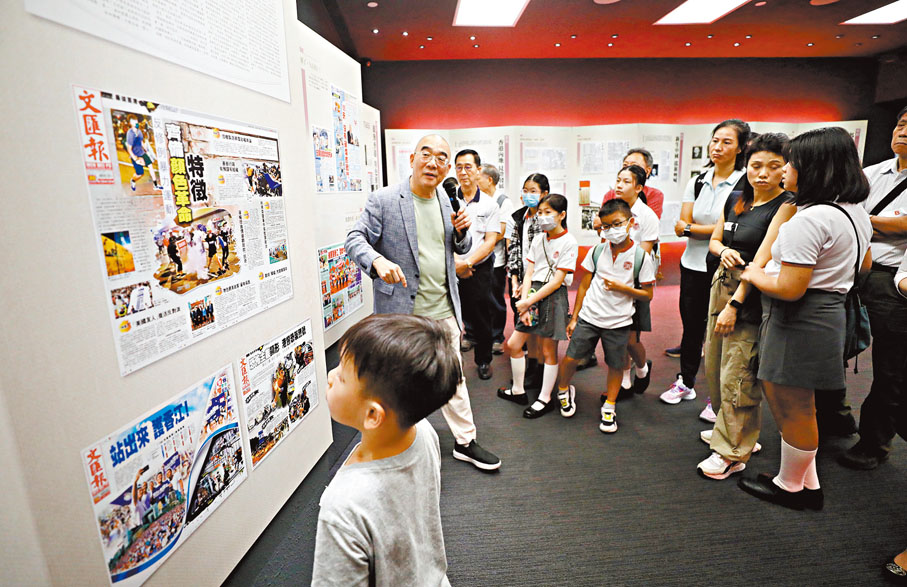 ◆香港文匯報總編輯吳明為讀者講解報史。