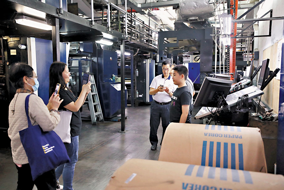 ◆讀者參觀印刷廠，了解大文集團使用環保油墨和紙張印報紙的情況。