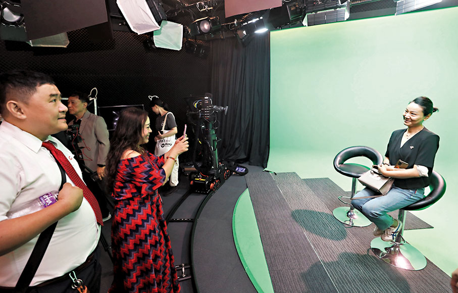 ◆讀者在大文集團全媒體導播室打卡。