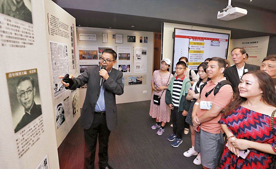 ◆香港文匯報副總編輯羅政為讀者講解報史。