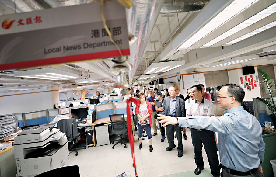 ◆香港文匯報工作人員向讀者介紹編輯部日常運作情況。