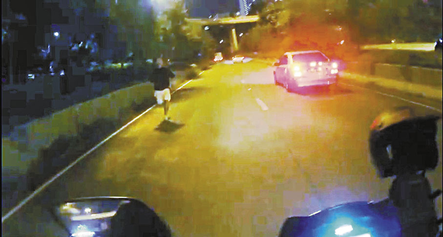 ◆有車Cam片段拍到當時一名涉事男子在葵涌道往荃灣方向馬路反方向奔跑。 網上片段