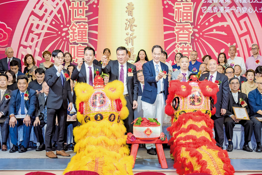 ◆ 新界鄉議局副主席林偉強（前排右三）任太陰娘娘廟有限公司首席榮譽會長，並為金獅點睛。