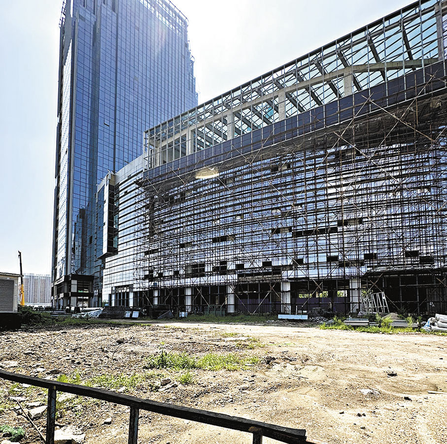 ◆位於丹東新區的某樓盤建築工地入口已經荒廢。 香港文匯報記者于珈琳  攝