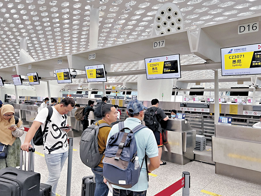 ◆深圳直飛西班牙巴塞羅那航線由深圳航空運營，計劃每周兩班，班期為每周一、周五，單程飛行時間14小時左右。圖為深圳機場旅客正在辦理登機手續。 網上圖片