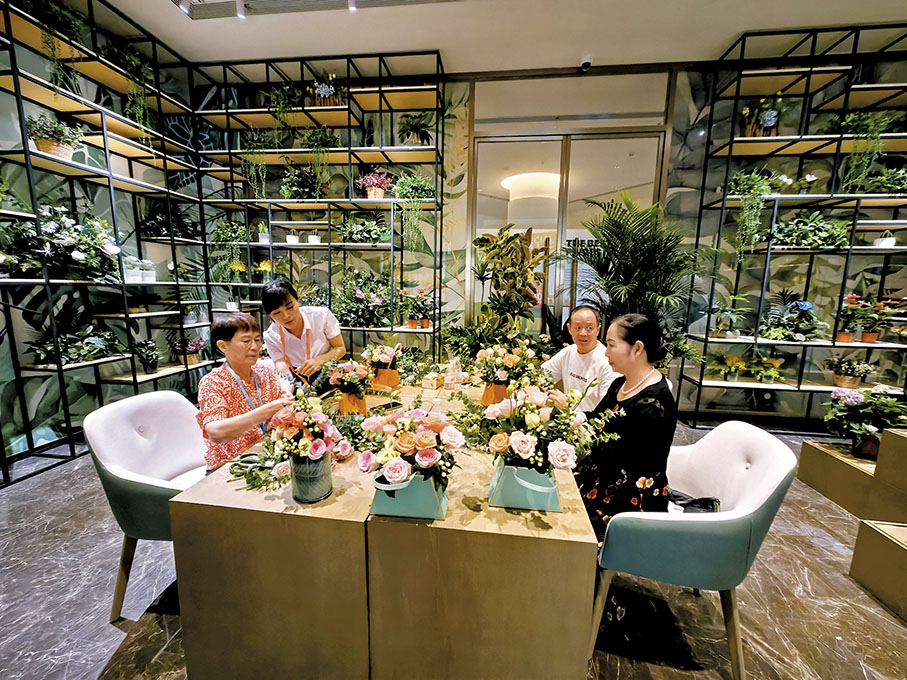 ◆香港長者在鵬園體驗插花藝術。 香港文匯報記者郭若溪  攝