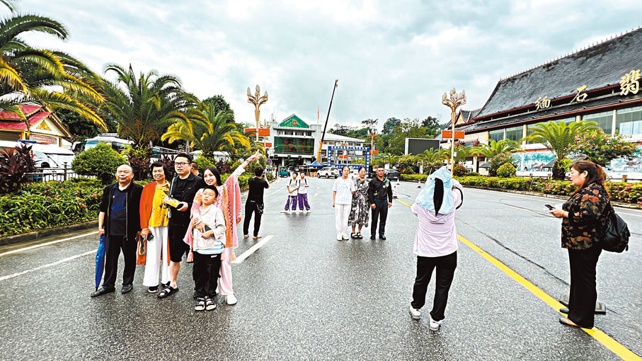 【打洛口岸】◆ 打洛口岸的國門是遊客必到的打卡點。香港文匯報記者譚旻煦  攝