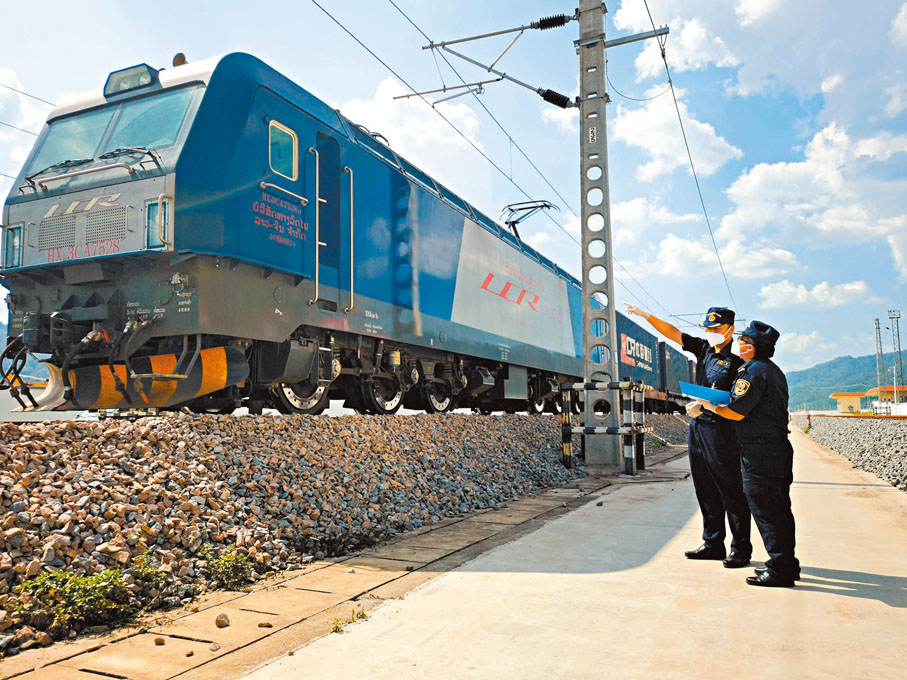 【磨憨口岸】◆海關人員正對中老國際貨運列車進行查驗。受訪者供圖