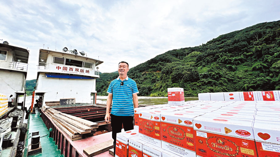 【關累港口岸】◆鍾澤燃的貨船載着從泰國運回來的貨品。香港文匯報記者譚旻煦  攝