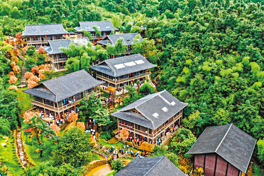 ◆遊客在雲冰山千戶瑤寨景區遊玩。網上圖片