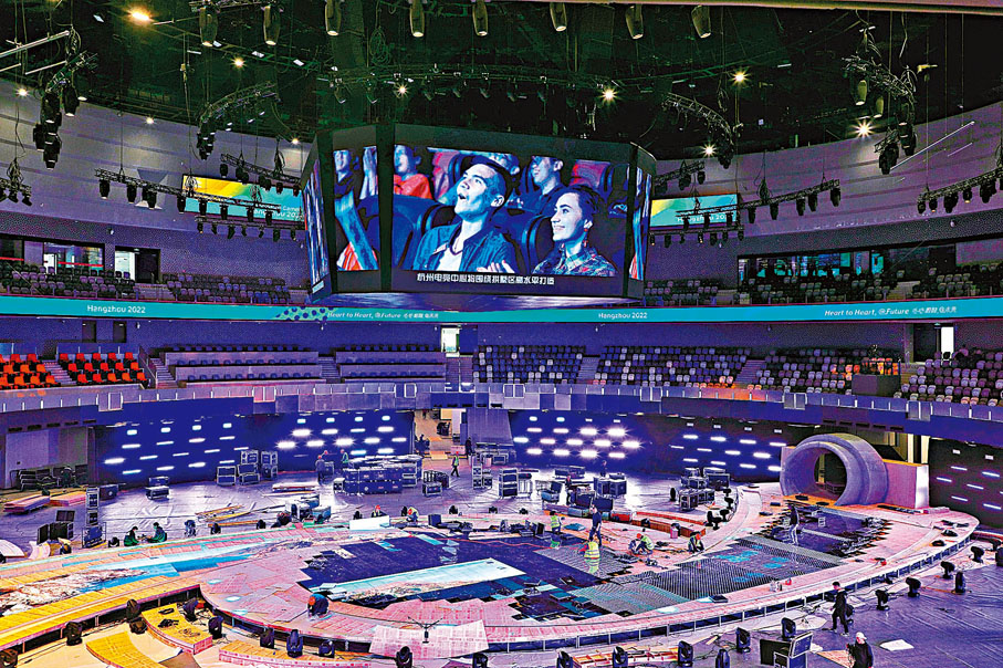 ◆賽事運行團隊首次啟用機械化快速運轉裝置。（中國杭州電競中心內景）