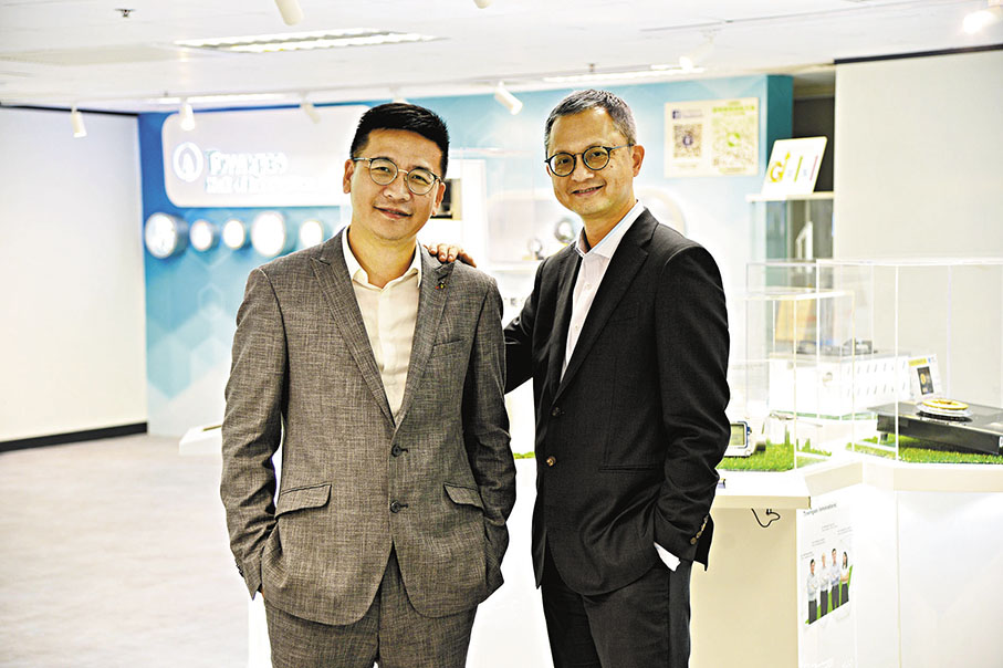 ◆伍杏偉(右)表示，由於今次轉廢為能工程在香港從無先例，與食品廠夥伴花了三年時間落實推行有關方案。左為江紹權。