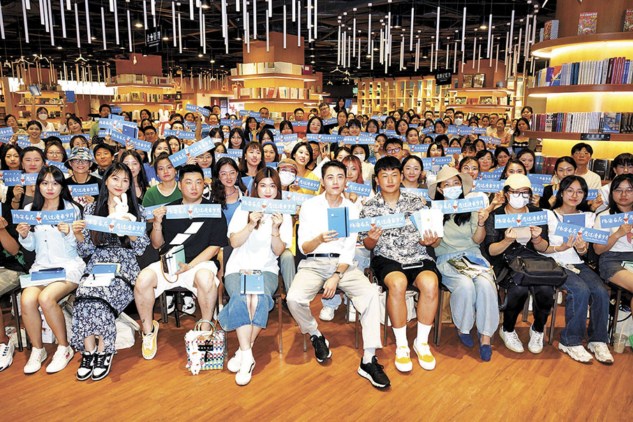 ◆安東尼與讀者合影。