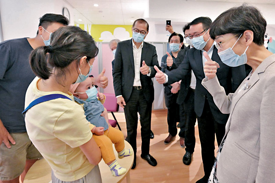 ◆國家衞健委代表團赴醫院探望。芷希母親表示,芷希能有今天離不開國家的關愛和支持。醫務衞生局Fb圖片