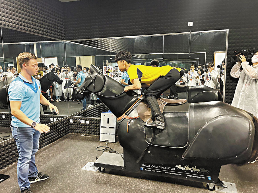 ◆ 賽馬騎師在從化馬場專用訓練房內訓練。 香港文匯報記者敖敏輝  攝