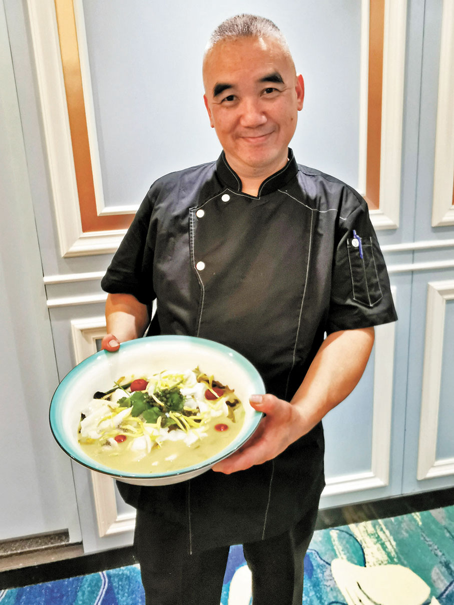 ◆尚苑京滬川菜黎致偉師傅捧着的便 是餐廳主打菜式「酸菜桂花魚」。