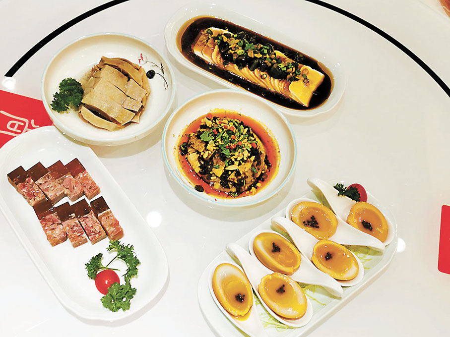 ◆開胃五小品︰黑魚子燻蛋、南京鹽水鴨、皮蛋拌豆腐、四川口水雞及鎮江肴肉。