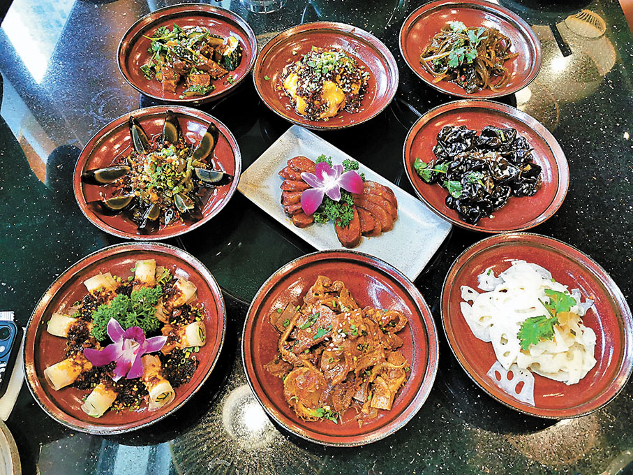 ◆九道特色前菜：紅油蒜泥白肉、四川口水雞、四川臘腸、雷椒皮蛋、紅油青瓜牛展、老陳醋雲耳、涼拌海帶絲、煙蓮藕、夫妻肺片，加了麻辣味的牛肉。