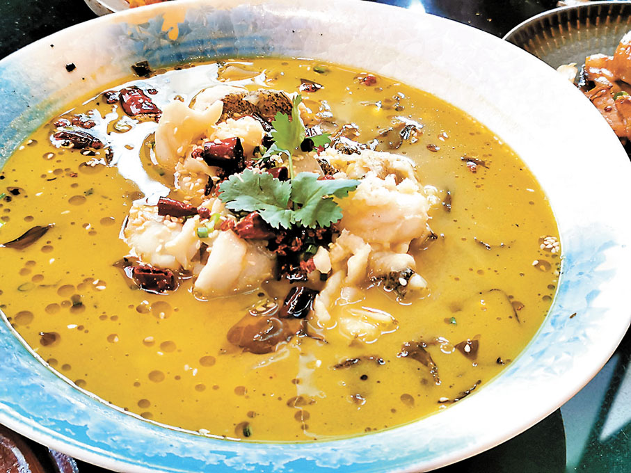 ◆酸菜桂花魚，鮮滑魚肉夾酸菜。