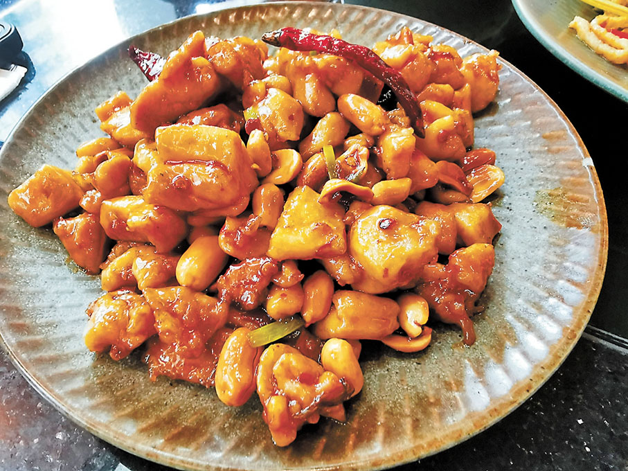 ◆辣子味香爆炒得熱烘烘的宮保雞丁