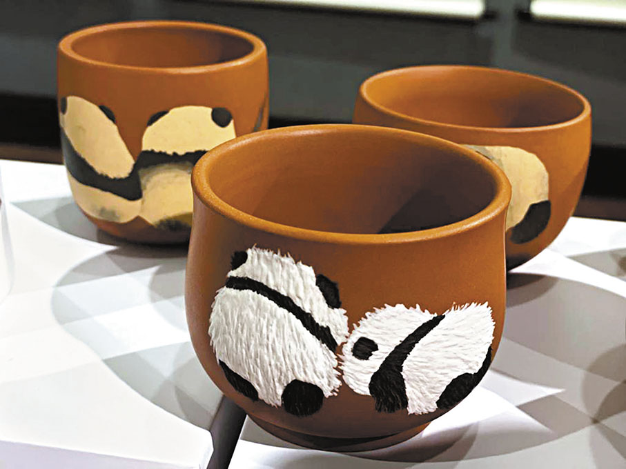 ◆劉勇的大熊貓陶藝作品在「第31屆世界大學生夏季運動會」上頗為搶手。