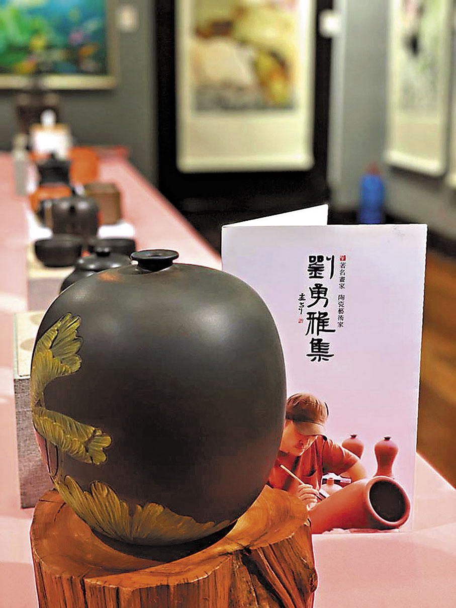 ◆榮州陶「不染塵」荷花系列作品茶葉罐。