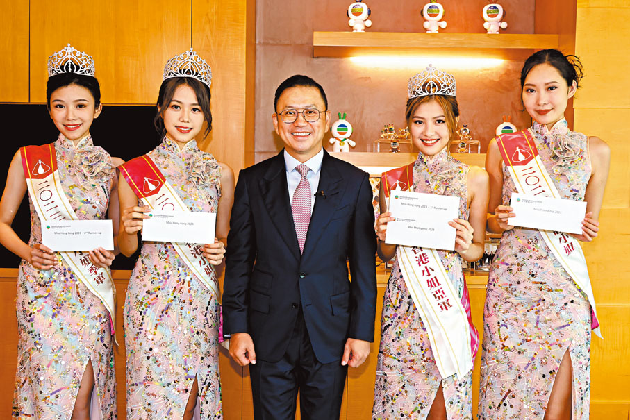 ◆電視廣播有限公司行政主席許濤頒獎予四位出爐港姐(左起）季軍王敏慈、冠軍莊子璇、亞軍暨最上鏡小姐王怡然及友誼小姐姜依宁。