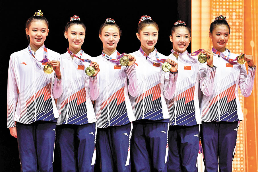◆中國運動員展示金牌。 法新社