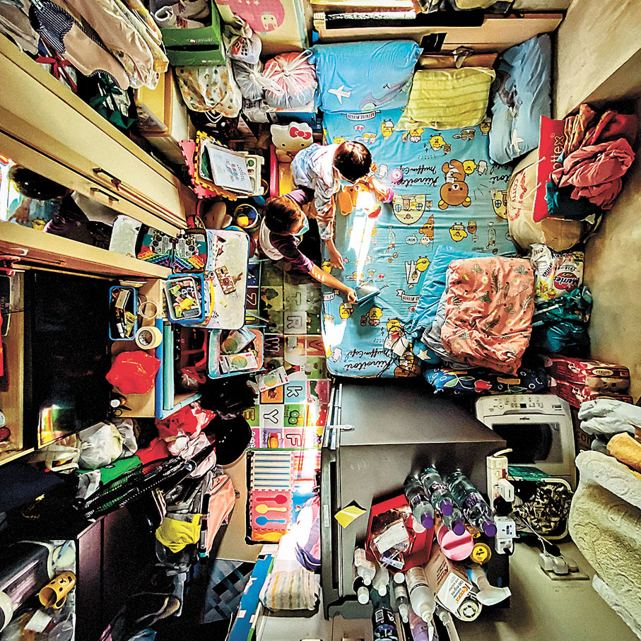 ◆工聯會建議立法禁止有建築安全隱患的劏房。圖為一兒童與家人居於狹小的劏房。 資料圖片