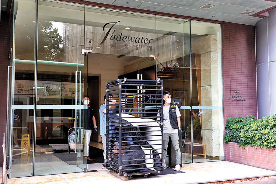 ◆警方在黑暴醫生寓所內檢獲大批SM性虐待工具及大鐵籠。香港文匯報記者劉友光  攝