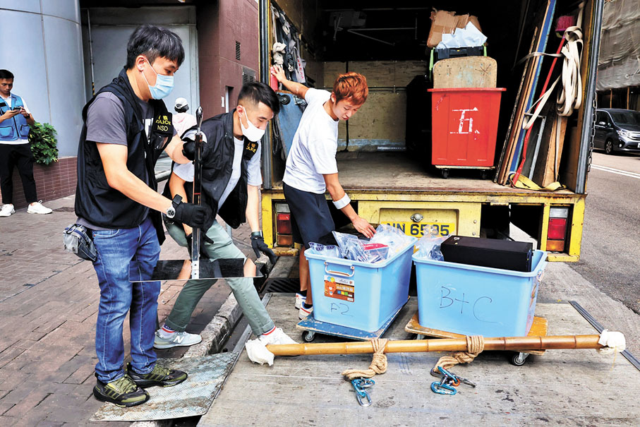 ◆警方檢走電腦等47箱證物。香港文匯報記者劉友光  攝