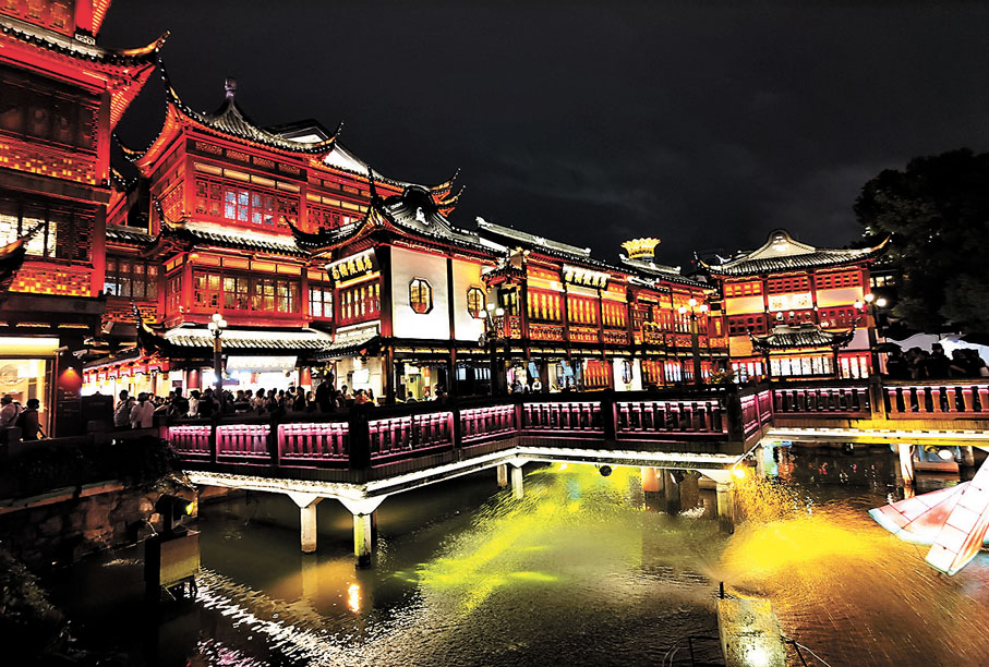 ◆燈綵藝術歷來是豫園的傳統特色，受到很多遊客的青睞。 香港文匯報記者張帆 攝