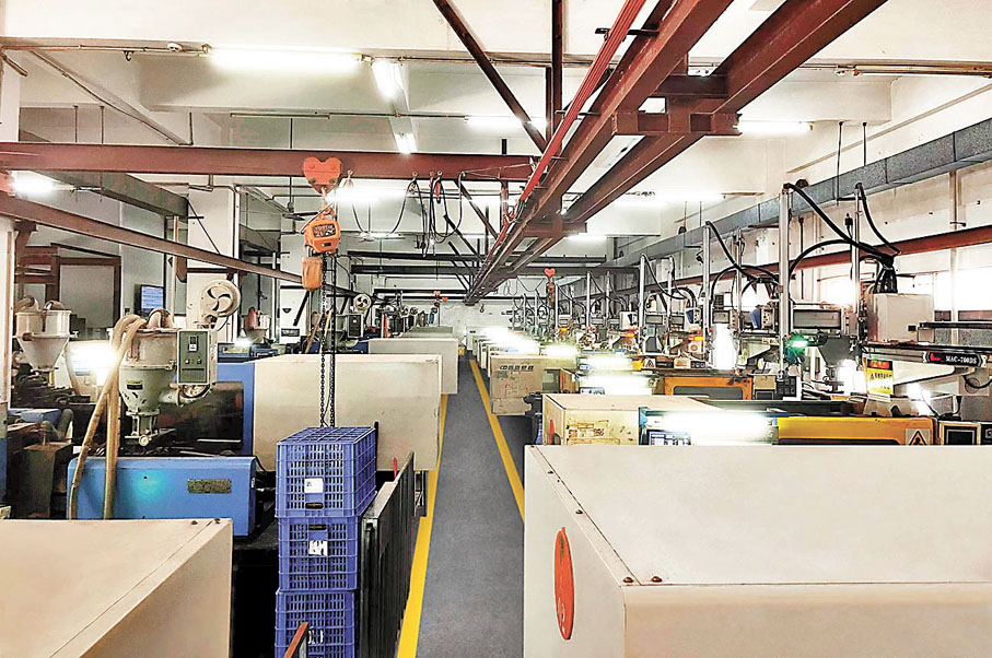 ◆ 近幾年來港企積極引入「工業4.0」，令生產效率大幅提升。圖為成興塑膠製品的自動化生產。