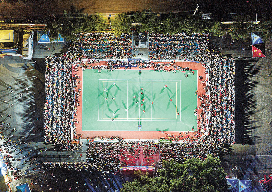 ◆觀眾在海南省文昌市鋪前鎮觀看「村排」比賽。