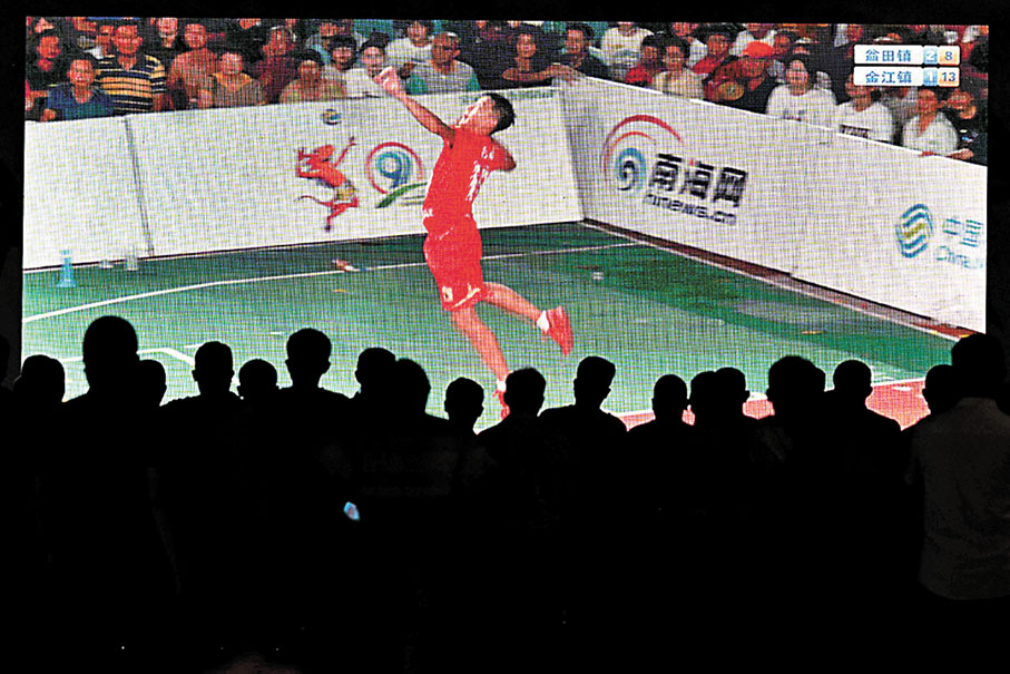 ◆無法擠進賽場的觀眾通過大屏幕觀看比賽直播。