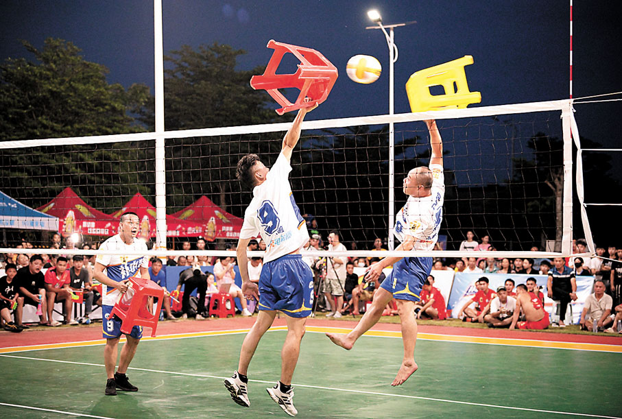 ◆「村排」龍樓站賽間，球員們用凳子打排球，為觀眾表演具有文昌特色的「凳子排球」。