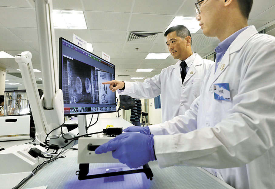 ◆鑑證科人員即場示範使用新技術顯現指紋。圖為反射式紫外及紅外線指紋偵測儀。 香港文匯報記者郭木又 攝