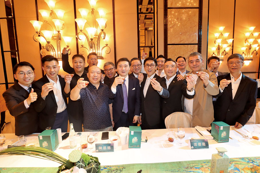 ◆ 四季酒店龍景軒行政總廚陳恩德、富臨飯店行政總廚黃隆滔、浙江軒行政總廚潘九龍、Mott32 行政總廚李文星、紅綿行政總廚邵德龍、唐述行政總廚周世韜、The Chinese Library行政總廚李振龍、紅花匯行政總廚兼執行董事葉世昌及寧波同鄉會餐廳張文林舉杯暢飲古越龍山「只此青玉」。