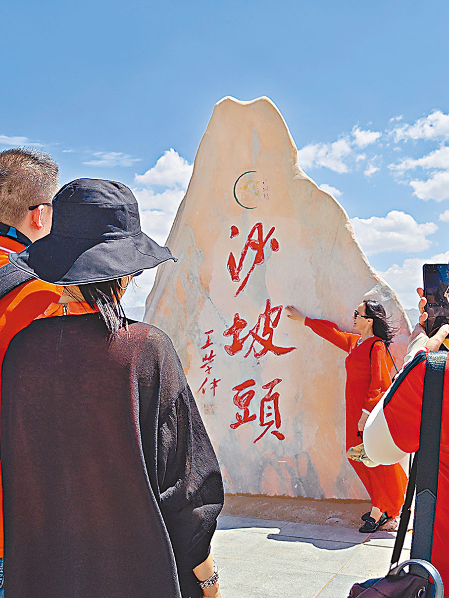 ◆沙坡頭旅遊區，吸引中外團隊遊客。