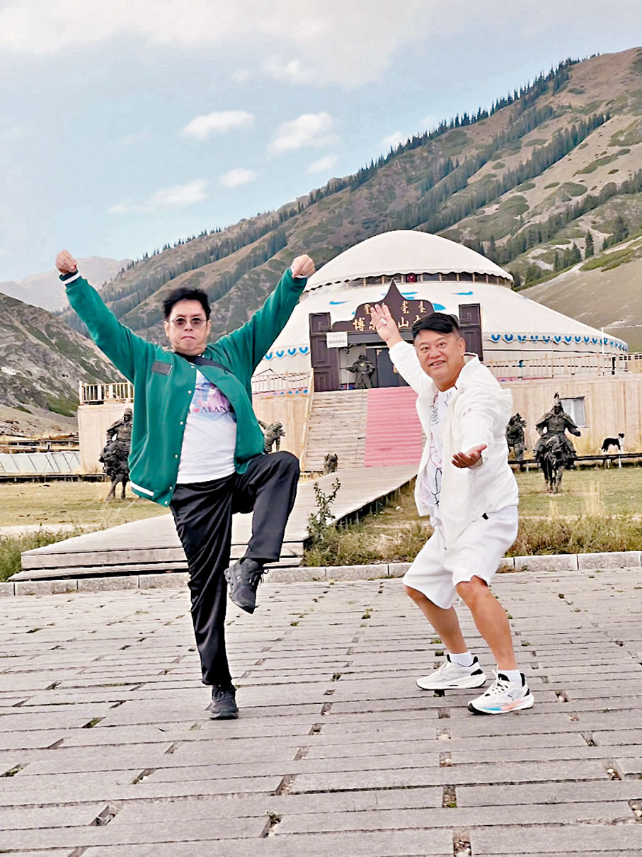 ◆譚詠麟與叻哥於蒙古包前大展「武藝」。