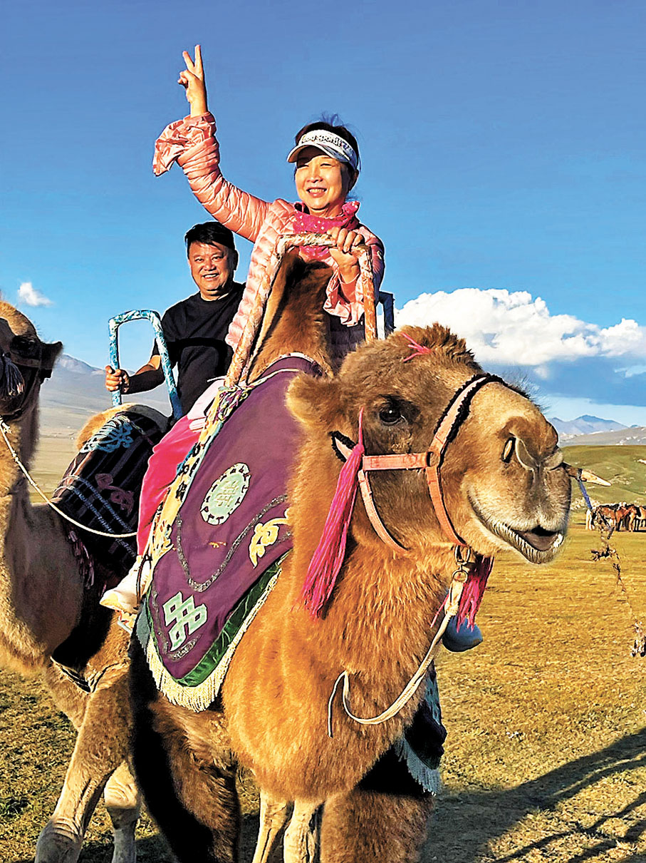 ◆叻哥與秀姑體驗騎駱駝好開心。