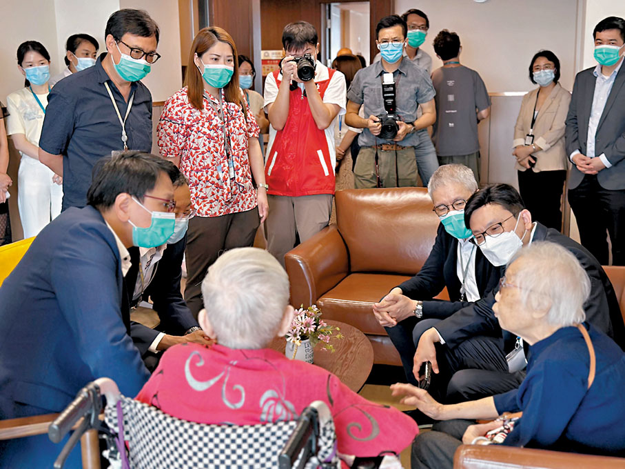 ◆勞工及福利局局長孫玉菡率領局方訪問團，聯同立法會福利事務委員會訪問團展開在粵港澳大灣區的行程。圖為他們在廣州期間，探望入住祈福護老中心的香港長者。