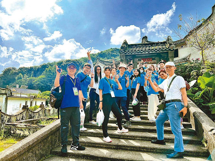 ◆考察團走進客家古村落橋溪村。香港文匯報特約記者莊穎怡  攝