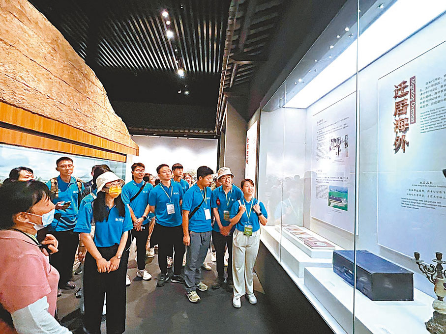 ◆在中國客家博物館，考察團成員透過圖文資料、文物模型了解客家源遠流長的歷史。