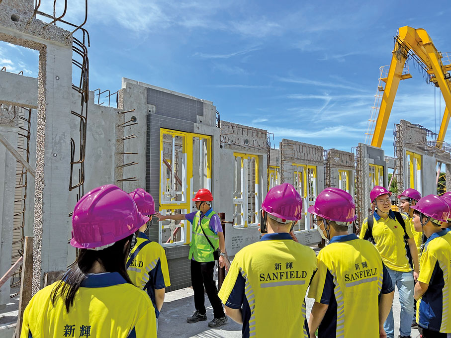 ◆ 東莞鴻輝預製件廠導師向學員展示預製件生產過程、品質檢測等不同工序，助學員對整個建築流程有更全面的了解。