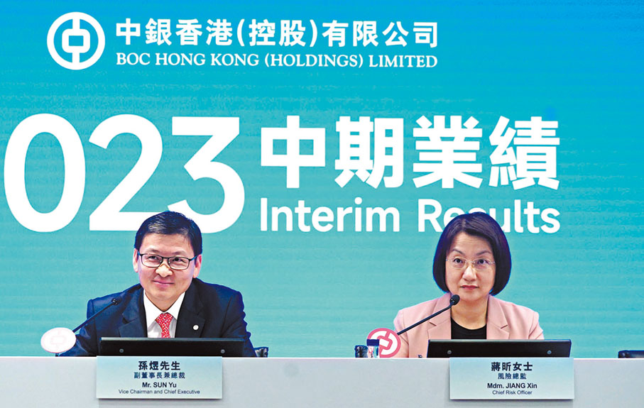 ◆ 孫煜(左)表示，中銀下半年將堅持穩中求進，並積極拓展多元化收入來源，保持存貸款高質量跑贏大市等。右為蔣昕。香港文匯報記者曾興偉  攝