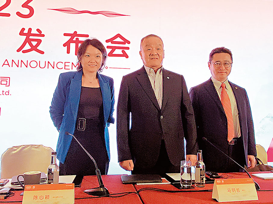 ◆ 中國平安首席投資官鄧斌（右一）昨大派定心丸，指集團目前在城投債和不動產方面的投資風險可控。中為董事長馬明哲。記者岑健樂 攝 